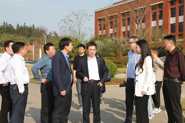 銅仁市委副書記、市長皮貴懷調(diào)研西部產(chǎn)業(yè)基地