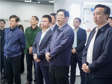 湖南省政協(xié)黨組成員、秘書(shū)長(zhǎng)鄧群策帶隊(duì)考察調(diào)研中偉寧鄉(xiāng)產(chǎn)業(yè)基地